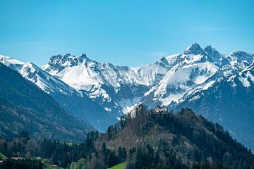 Hautes Alpes de l'Allgäu depuis la vallée printanière avec l'église du château fort sur Leo Schindzielorz
