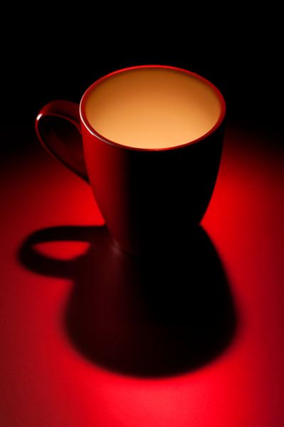 serie Simply Red, titel Evenbeel (rode koffiekop) van Kristian Hoekman