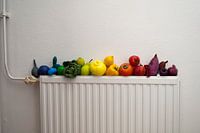 Regenboog fruit en groenten (deels geverfd), op ouderwetse verwarming