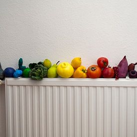 Regenboog fruit en groenten (deels geverfd), op ouderwetse verwarming van Irene Cecile