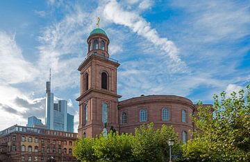 Paulskirche in Frankfurt met wolkenkrabber op de achtergrond