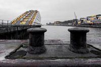 Zicht op Dockland verlicht in de avond, meerpalen op de voorgrond