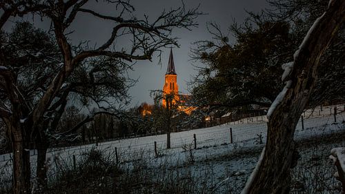 Kerk Vijlen - avond. Winter / sneeuw van Ivo Vleugels