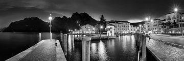 Hafen von Torbole am Gardasee am Abend als Panoramabild in schwarzweis von Manfred Voss, Schwarz-weiss Fotografie