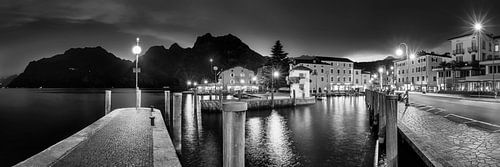 Haven van Torbole aan het Gardameer in de avond als panoramafoto zwart-wit