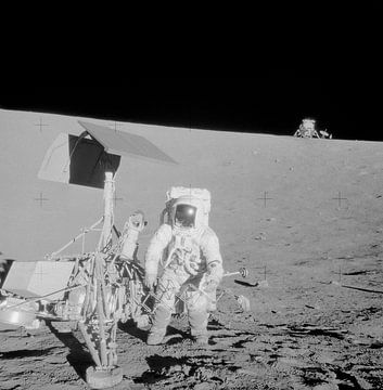 Nasa-astronaut op de maan. Apollo 12 project. van Dina Dankers