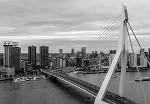 Skyline Rotterdam en noir et blanc sur Marjolein van Middelkoop