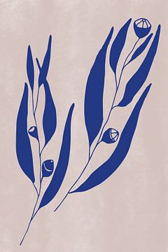 Moderne botanische kunst. Eucalyptustakje in blauw op oudroze van Dina Dankers