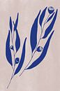 Moderne botanische kunst. Eucalyptustakje in blauw op oudroze van Dina Dankers thumbnail
