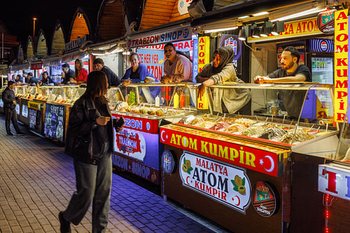 Kumpir-Stände in Ortaköy am Abend