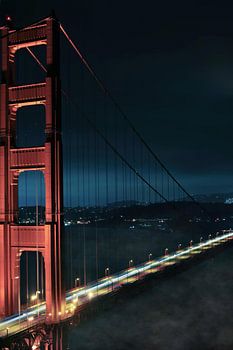 Golden Gate dans le brouillard nocturne, San Francisco, États-Unis