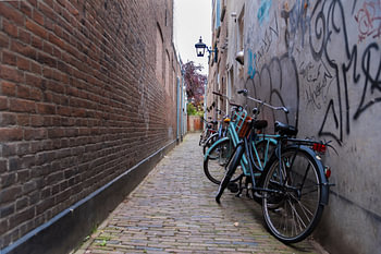 Haarlem, steegje met fietsen