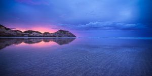 Nieuw-Zeeland Wharariki Strand Zonsondergang van Jean Claude Castor