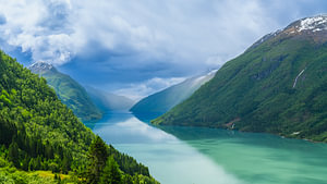 Blick über den Fjaerlandsfjord, Vestland, Norwegen