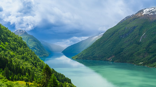 Vue sur le Fjaerlandsfjorden, Vestland, Norvège sur Henk Meijer Photography