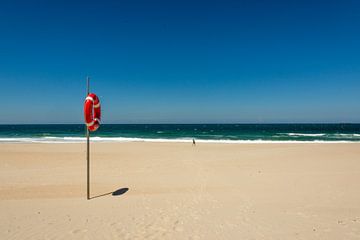 Verlaten strand in Portugal van Reis Genie