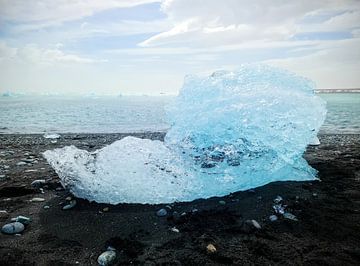 IJsbergen smelten op het zwarte diamantstrand in IJsland van MPfoto71