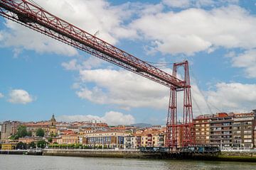 De rode Vizcayabrug in Getxo, Noord Spanje. van Rick Van der Poorten