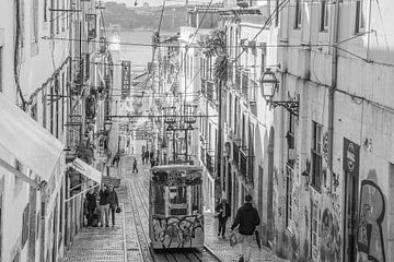 Tram is Lisbon, photographie de rue en noir et blanc sur Bianca Kramer