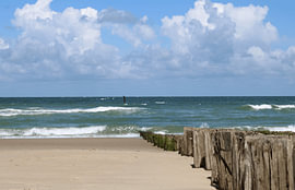 Strand en zee van Joanne Tekent