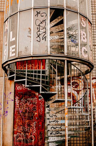 Spiraaltrap & rode deur — urban graffiti scène