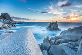 LPH 71319028 Golven op de gladde rotsen van het schiereiland Capo Testa van BeeldigBeeld Food & Lifestyle