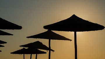 Parasols in avondlicht van Rinus Lasschuyt Fotografie