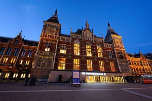 Gare centrale d'Amsterdam au crépuscule sur Merijn van der Vliet