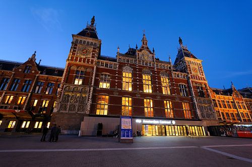 Station Amsterdam Centraal in de avondschemering