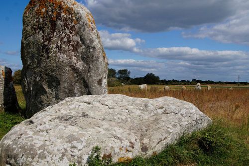 Menhirs in Bretagne in de wolken
