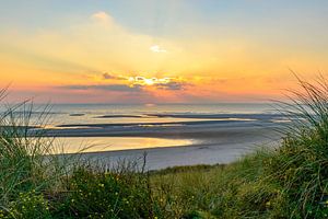 Blick von den Dünen bei Sonnenuntergang über die Nordsee