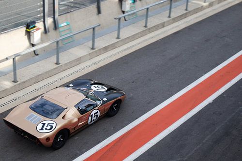 Ford GT40 in pit lane (rear)