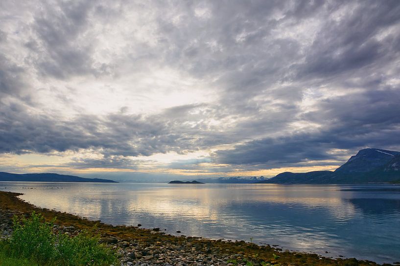 Droomachtige avondsfeer aan het fjord - Noorwegen Tysfjord van Gisela Scheffbuch