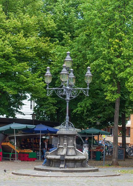 Oude straatlantaarn met marktkramen, Großneumarkt, Neustadt, Hamburg, Duitsland, Europa van Torsten Krüger