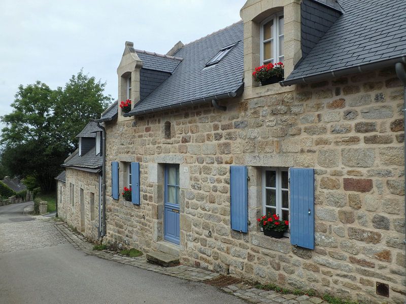 Huisje met blauwe accenten by Robin van Tilborg