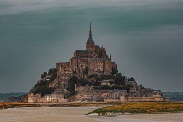 Mont Saint Michel in Normandië van Roland Brack