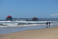 Surfers bij Huntinton Beach langs het strand