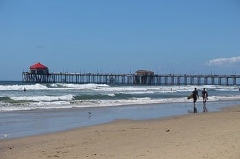 Surfers bij Huntinton Beach langs het strand