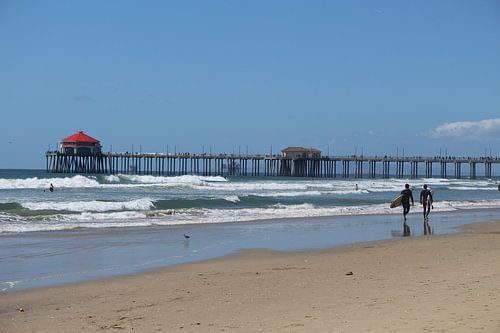 Surfers bij Huntinton Beach langs het strand