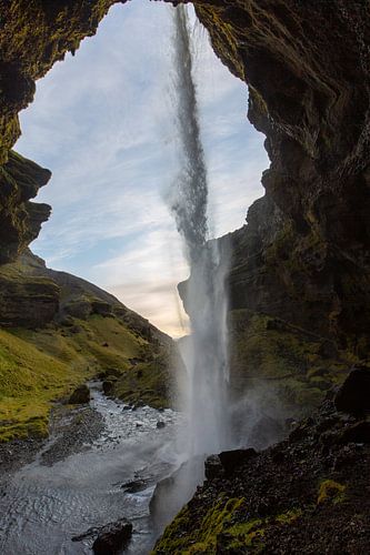 Achter de waterval