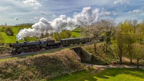 Eine kleine Bahnlinie in den Hügeln Südlimburgs von John Kreukniet