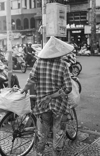 Man staat de wachten voor het stoplicht in HCMC