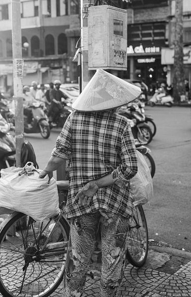 Man staat de wachten voor het stoplicht in HCMC van Bart van Lier