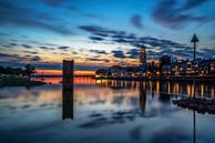Blauwuur stadsaanzicht van Deventer tijdens windstille zomer avond van Bart Ros thumbnail