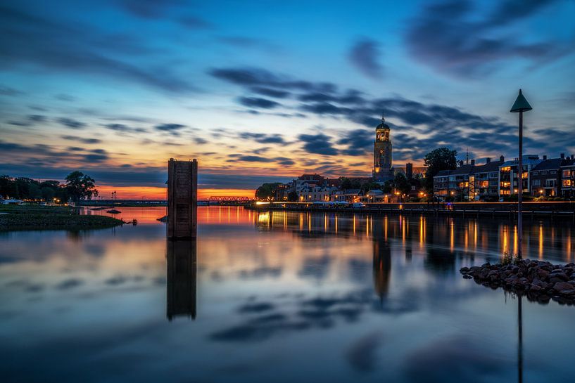 Blauwuur stadsaanzicht van Deventer tijdens windstille zomer avond van Bart Ros
