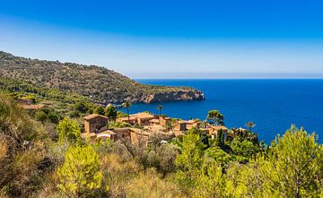 Klein dorp aan de kust van Deia, Spanje Middellandse Zee van Alex Winter