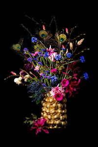 Eine Vase voller schöner, bunter Blumen