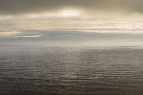 Avond aan de kust, waar de zee en de lucht elkaar kussen.