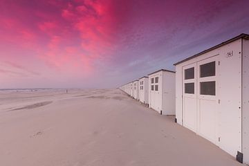 Strandhuisjes op Texel tijdens zonsondergang