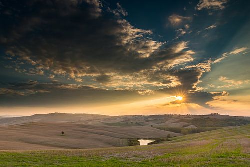 Schitterende wolkenlucht boven het Toscaanse landschap